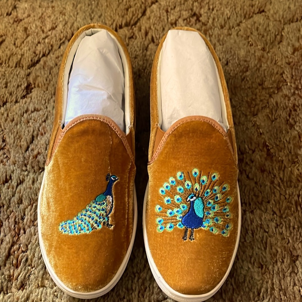 Size 8 New never worn Soludos velvet peacock sneakers